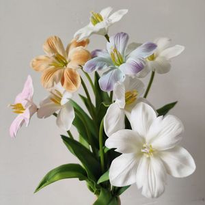 ดอกทิวลิปประดิษฐ์ ผ้าไหมเนื้อนุ่ม สีน้ำตาล ขนาดเส้นผ่านศูนย์กลาง 10 ซม. สำหรับตกแต่งบ้าน งานแต่งงาน และโต๊ะอาหาร - Product Image 1