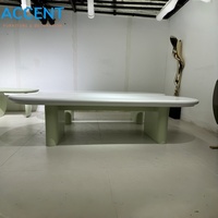 Table à manger longue bicolore en fibre de verre, plateau ovale arrondi, pieds épais, style minimaliste, couleur et taille personnalisables