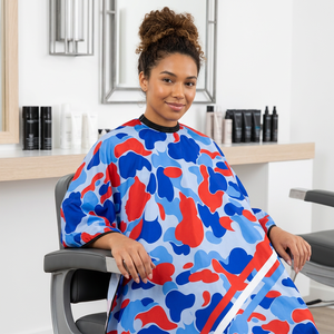Capa de Peluquería Impermeable con Estampado de Camuflaje Rojo, Blanco y Azul para Profesionales de la Peluquería - Product Image 2