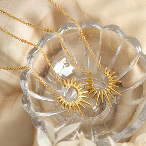 Venta al por mayor 18K chapado en oro forma de sol colgante collar de acero inoxidable Sunburst collar impermeable joyería - Product Image 3