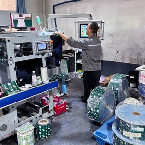 Etiqueta Adhesiva Personalizada Impermeable para Ropa, Botellas y Prendas, Impresión de Etiquetas en Rollo de Plástico BOPP, PP, PVC, PE - Product Image 4