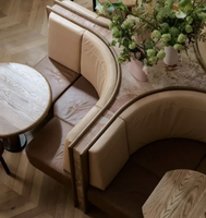 Ensemble de mobilier commercial pour restaurant : banquettes sur mesure, tables et chaises pour projets hôteliers et cafés