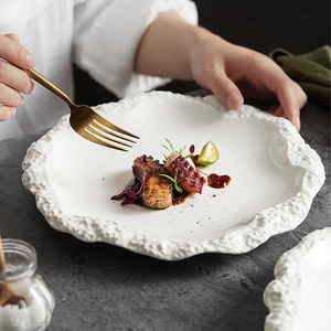 Moderno vassoio con bordo irregolare bianco piatto da portata piatto in ceramica per insalata da Dessert o da festa e piatto con motivi in pietra - Product Image 4