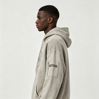 Sweat à capuche oversize avec cordon de serrage, imprimé vintage minimaliste, motif bouclier hexagonal Kornit DTG, poche latérale zippée, effet multi-déchiré, style streetwear