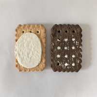 Biscuit sandwich au chocolat fourré à la crème croustillante bicolore OEM/ODM, vente en gros, emballé individuellement, pour petit-déjeuner ou collation