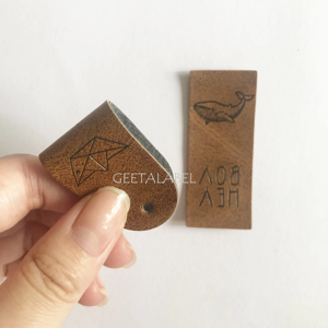 Индивидуальные нашивки из искусственной кожи с тисненым или рельефным логотипом, пришивные или термоклеевые, с люверсами для одежды - Product Image 4