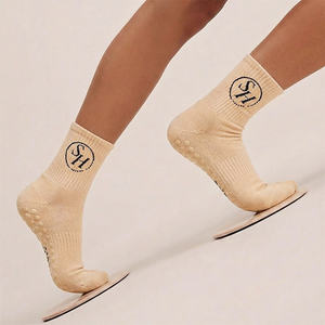 Chaussettes antidérapantes BiLu OEM ODM en gros pour toutes les tailles de pieds, coffret cadeau personnalisé, chaussettes de yoga, chaussettes antidérapantes personnalisées pour femmes - Product Image 1