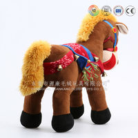 Cheval en peluche avec selle et rêne et animal en peluche blanc