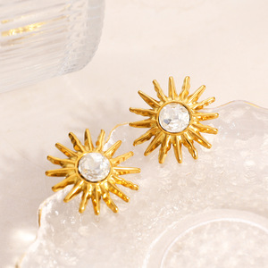 Boucles d'oreilles à clous motif tournesol plaqué or 18 carats avec incrustation de diamants, design géométrique, bijoux de mode - Product Image 3