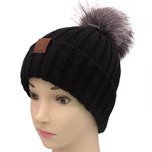 新品批发定制时尚保暖黑色豆豆针织女式冬帽带毛皮绒球