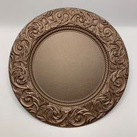 Assiettes de charge réutilisables baroques rondes en plastique or argent rose or de 13 pouces élégantes pour la décoration d'événement, de fête et de mariage