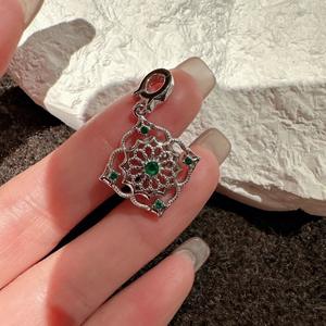 เครื่องประดับเงินแท้ S925 สไตล์พระราชวัง สีเขียว แกะสลักลายยุคกลางแบบฝรั่งเศส เรียบง่าย น่ารัก น้ำหนักเบา พร้อมจี้และชาร์มลายฉลุ - Product Image 3