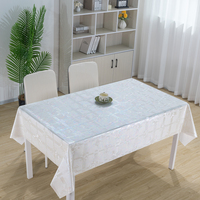 Nappe jetable rectangulaire RNPT en coquille de nacre irisée argentée avec motifs floraux subtils