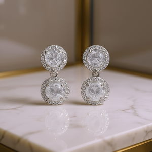 Eleganti orecchini pendenti in cristallo bianco oro per donna, gioielli classici da indossare tutti i giorni con strass incastonati a griffe. - Product Image 2