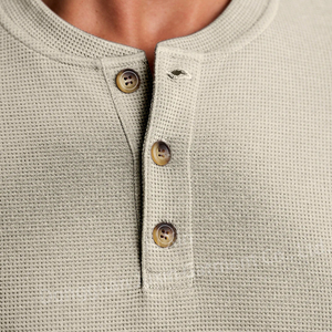 Jersey <span class=keywords><strong>Henley</strong></span> de manga larga de algodón 100% personalizado para hombre, Camiseta con <span class=keywords><strong>cuello</strong></span> redondo de 3 botones, logotipo personalizado, transpirable y anticontracción para invierno - Product Image 3