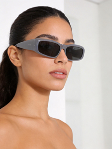 Gafas de Sol Unisex SP10332 con Protección UV400, Montura Completa y Diseño Moderno para Uso en Exteriores - Product Image 1