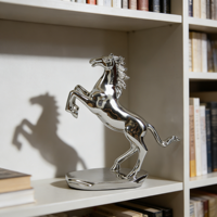 Figurine de cheval en résine argentée électroplaquée de style Art déco de luxe, aspect métal poli, statue animale pour décoration de mariage et de maison