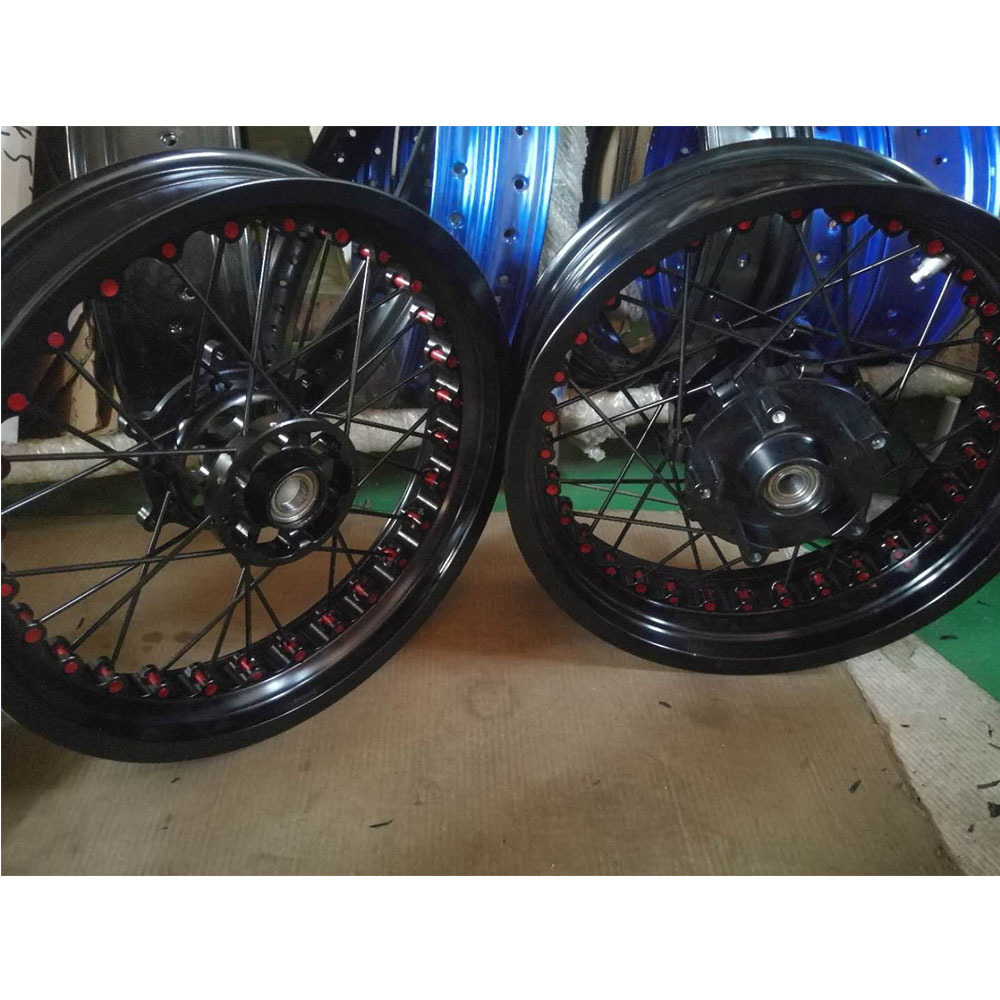 トライアンフ ボンネビル T100/T120 用 2.5×18インチ/4.25×18インチ