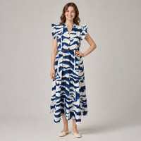 Robe longue décontractée d'été 2026 vintage grande taille bleue et blanche à imprimé Ikat, à volants, manches courtes, col en V et boutonnée sur le devant