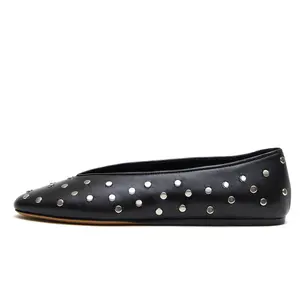 Amandelteen V-Gesneden Damesschoenen Met Studs Zwart Wit Leer Luxe Handgemaakt Plat