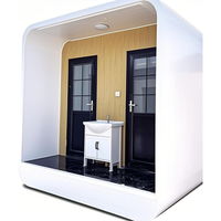 Unité de toilettes portable moderne, durable, écologique et personnalisable avec station de lavage des mains en panneaux sandwich pour événements publics extérieurs