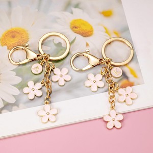 LLavero de abalorio de serie de flores esmaltadas bonitas de color rosa con 26 letras iniciales del alfabeto para mujer, abalorio para bolso, flores decorativas de doble cara - Product Image 3