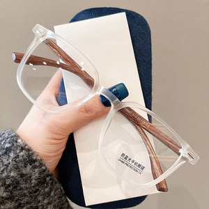 แว่นตาผู้หญิงทรงสี่เหลี่ยม TR90 ยี่ห้อ Ykongstoptonu กรอบแว่นกันแสงสีฟ้า ขาแว่นลายไม้ เลนส์อะคริลิคแบบเต็มกรอบ รุ่น Q5-RM03 - Product Image 4