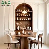 Buffet intégré de luxe discret avec niche cintrée, armoire murale de rangement à texture bois, garde-manger modulaire pour projet de villa