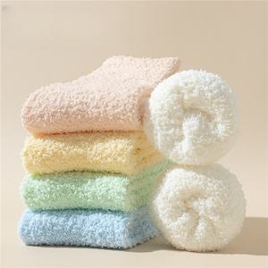 Chaussettes en gros de haute qualité qui ne perdent pas les cheveux couleur unie Macaron couleur corail polaire chaussettes pour femmes chaussettes de couchage en peluche - Product Image 3
