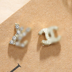 เครื่องประดับตกแต่งเล็บแบบตัวอักษรภาษาอังกฤษ ประดับเพชรเต็มตัว ด้วยการแกะสลักโลหะ พร้อมดีไซน์ออโรร่าด้านล่างคมชัด ระยิบระยับ - Product Image 3