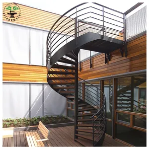 室外甲板楼梯螺旋楼梯，带黑色实心钢栏杆木台阶