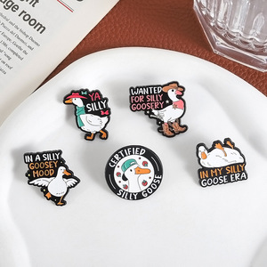 Broches en émail mignonnes et amusantes en forme d'oie, motifs animaux de dessin animé pour sacs à dos, jeans, sacs – Cadeau fantaisie de remise de diplôme pour les amateurs d'oies - Product Image 4