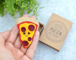 Tranche de pizza en feutre, cadeau dans une boîte d'allumettes, fait à la main avec une carte amusante et un jeu de mots, cadeau unique pour la Saint-Valentin, cadeau d'amour mignon pour elle ou lui - Product Image 2