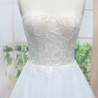 Vente en gros 2026 robe de mariée de luxe de style moderne avec train chapelle et décoration florale bas prix