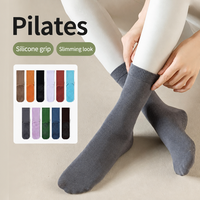 Chaussettes de yoga antidérapantes pour femmes, chaussettes de sport professionnelles mi-mollet antidérapantes pour Pilates avec texture de massage du pied pour la danse et le fitness