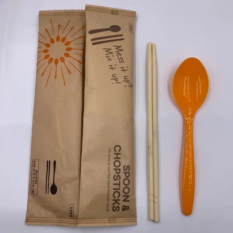 Tek kullanımlık ekonomik yüksek kaliteli plastik kaşık ve bambu yemek çubuğu organik çatal bıçak kaşık seti ile kağıt havlu peçete