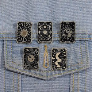 Neueste Kreative Geometrie Neuheit Tarotkarten-Brosche Pfeil und Bogen Hängende Figur Schwarze Pokerkarten-Brosche Metall Hexen-Anstecknadel - Product Image 2