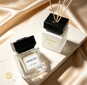 Bouteilles de diffuseur à roseaux <span class=keywords><strong>en</strong></span> <span class=keywords><strong>verre</strong></span> carrées vides <span class=keywords><strong>en</strong></span> gros, 100ml, 150ml, 200ml, avec couvercles <span class=keywords><strong>en</strong></span> bois noir, logo personnalisé pour la décoration intérieure - Product Image 6