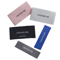 Service de conception gratuit Étiquettes de cou pliées ou cousues à plat Étiquettes de vêtements personnalisées Étiquettes tissées en satin