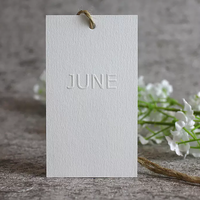 Étiquettes volantes personnalisées en papier coton texture 600g étiquettes de luxe logo en relief pour chiffons
