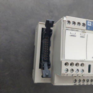 وحدة تحكم برمجة PLC أصلية جديدة جاهزة للتسليم ABE7-S16S2B2 مخصصة للأتمتة الصناعية - Product Image 1