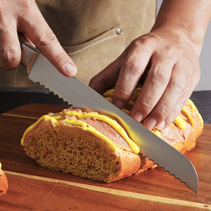 Couteau à pain en acier inoxydable à haute teneur en carbone, couteau de cuisine dentelé pour couper le pain, les gâteaux et les pâtisseries, avec manche en bois de rose - Product Image 3
