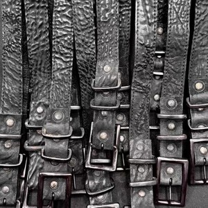 Ceinture unisexe à boucle ardillon en cuivre artisanale Pioneer, style punk texturé foncé, avec finition plastique effet cicatrice et motif hanche de cheval - Product Image 2