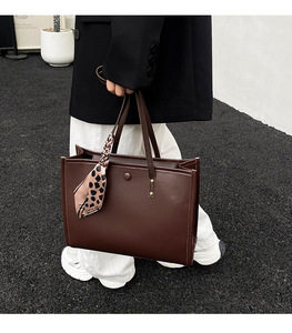 Nuova <span class=keywords><strong>Borsa</strong></span> Tote in Pelle PU 2026, Stile Retrò di Lusso, <span class=keywords><strong>Borsa</strong></span> a <span class=keywords><strong>Tracolla</strong></span> Quadrata alla Moda, <span class=keywords><strong>Borsa</strong></span> <span class=keywords><strong>Grande</strong></span> per il Pendolarismo Femminile - Product Image 2