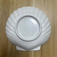 Grande taille et petite taille comme un ensemble de plaques de mélamine de couleur blanche en forme de coquille