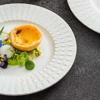 Assiette à dîner en relief en porcelaine biodégradable pour restaurant hôtel chargeur plat en céramique plats à Steak vaisselle blanche créative