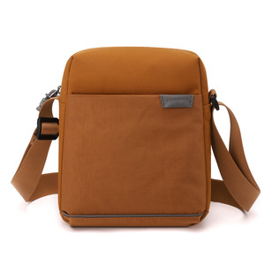 Sac de poitrine mini sport en polyester de bonne qualité avec fermeture éclair, petit sac bandoulière avec trou pour écouteurs, logo personnalisé - Product Image 2