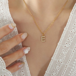 Collar de Gargantilla Chapado en Oro para Mujer, con Colgante de Letra con Diamantes de Acero Inoxidable - Product Image 5