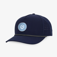 Casquette de golf sportive perforée à visière incurvée de haute qualité, fabriquée au Vietnam (OEM/ODM), avec logo personnalisé en caoutchouc/PVC et cordon.