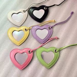 Miroir de maquillage compact en cuir PU en forme de cœur, breloque de sac, pendentif de poche, porte-clés, décoration de sac à main, cadeaux promotionnels - Product Image 1
